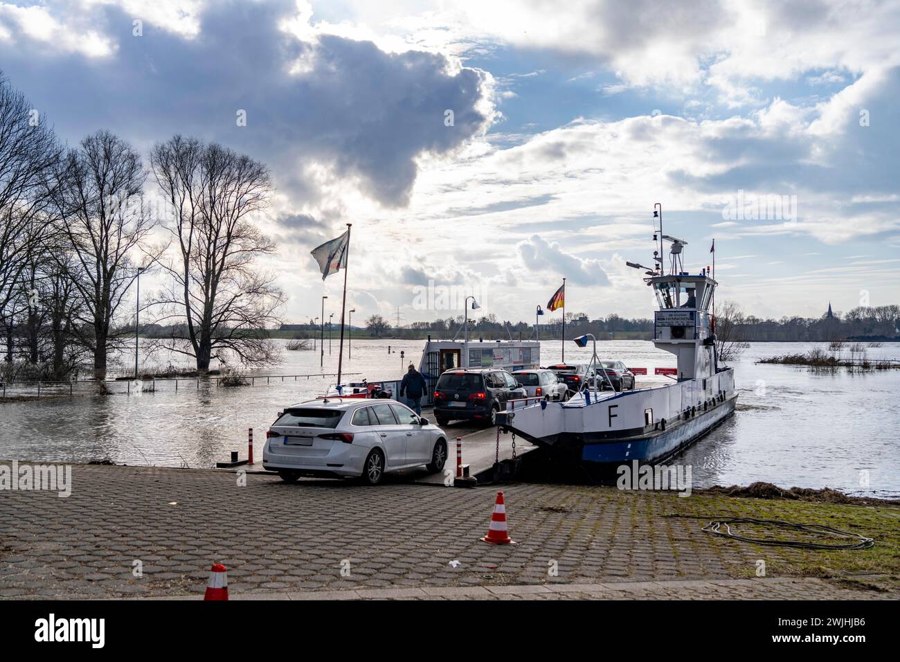 Rheinfähre zwischen Duisburg-Walsum und Rheinberg-Orsoy, Hochwasser, NRW, Deutschland, Stockfoto