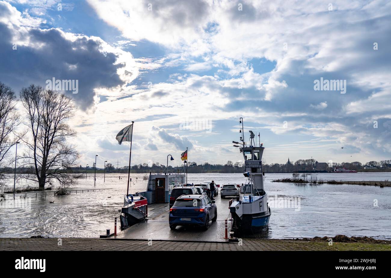 Rheinfähre zwischen Duisburg-Walsum und Rheinberg-Orsoy, Hochwasser, NRW, Deutschland, Stockfoto