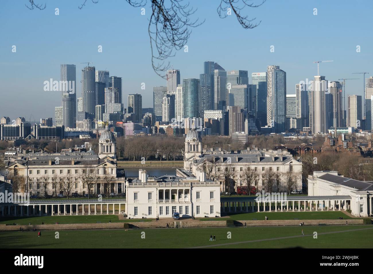 Blick vom Greenwich Royal Observatory aus, das das Old Royal Naval College mit der Isle of Dogs im Hintergrund zeigt, London, Großbritannien Stockfoto