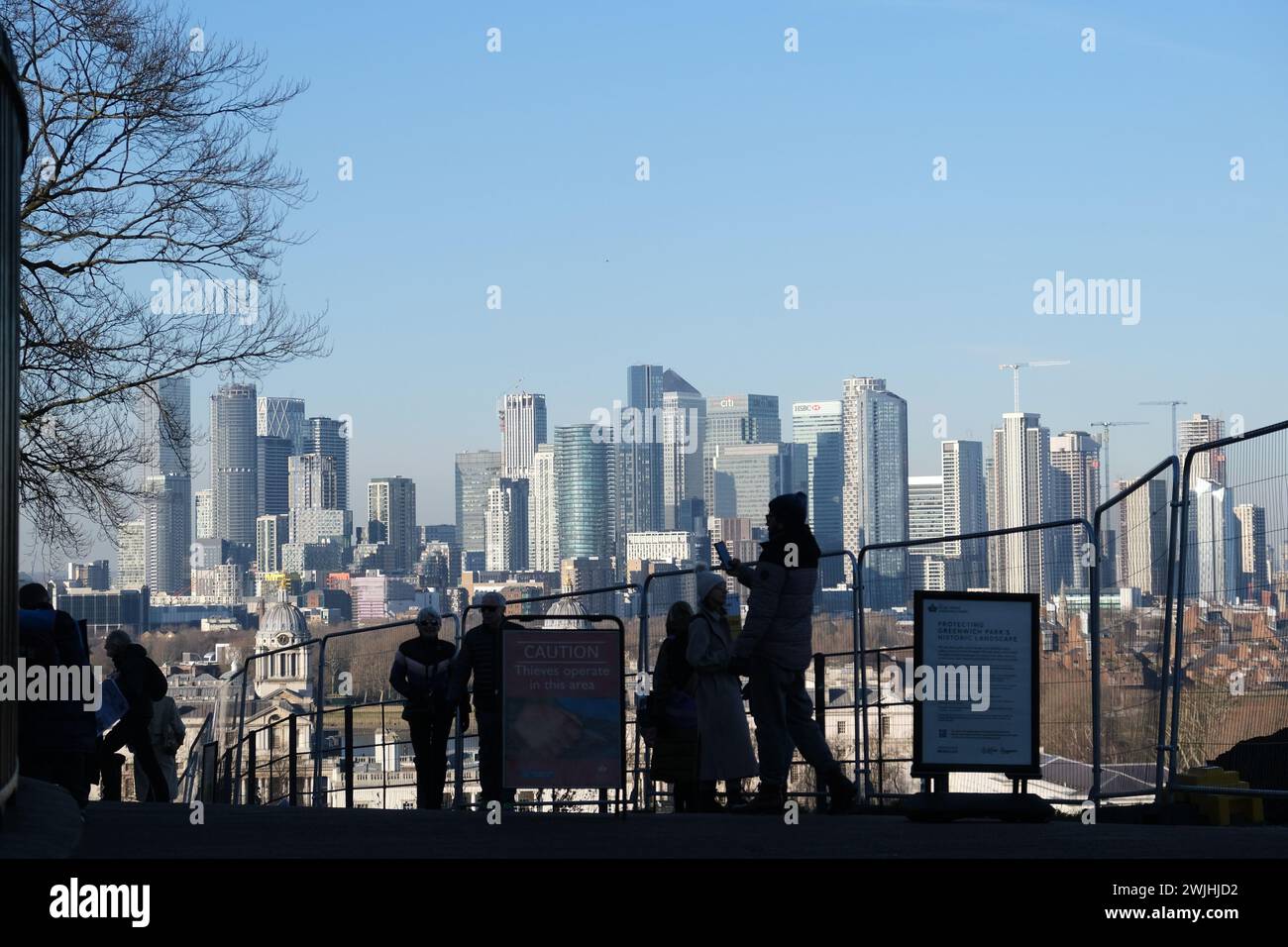 Menschen laufen in der Nähe des Royal Observatory, Greenwich, mit der Isle of Dogs im Hintergrund Stockfoto