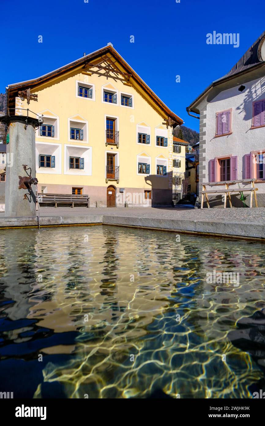 Brunnen auf dem Dorfplatz, geschickt in der Nähe von Scuol, Engadin, Graubünden, Schweiz Stockfoto