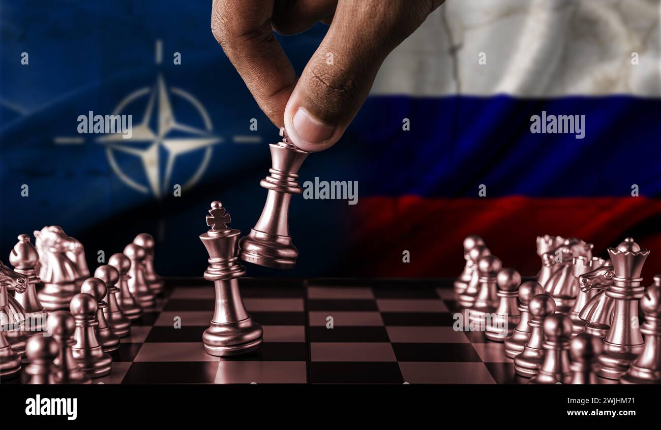 Politische Spannungen zwischen Russland und der NATO. Russland gegen die NATO-Flagge auf dem Schachbrett Stockfoto