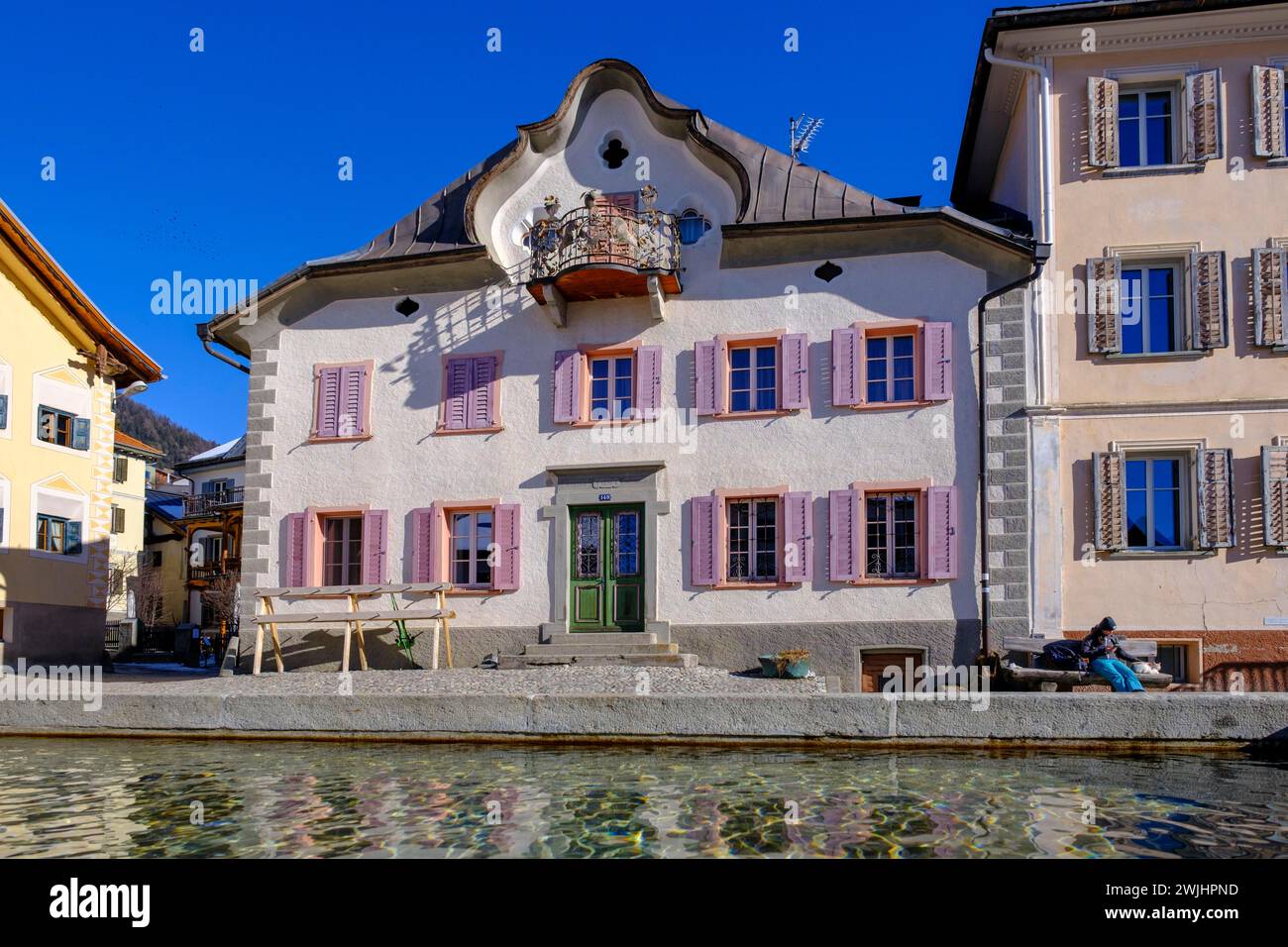 Brunnen auf dem Dorfplatz, geschickt in der Nähe von Scuol, Engadin, Graubünden, Schweiz Stockfoto