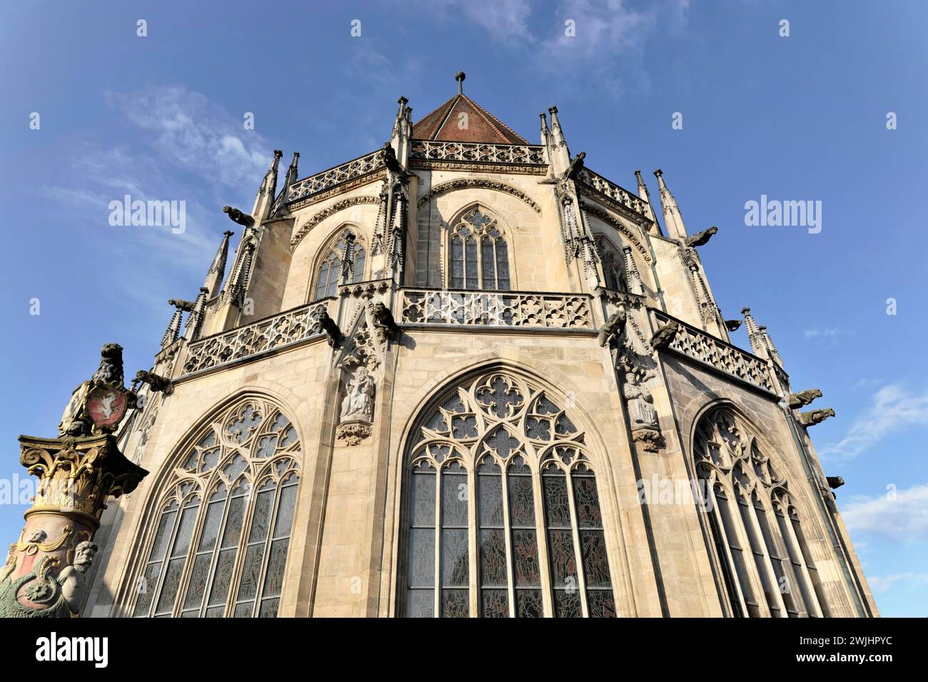 Gotisches HeiligkreuzMünster, auch bekannt als HeiligkreuzMünster, Rippengewölbe im Chorbereich, Baubeginn um 1315, Schwäbisch Stockfoto