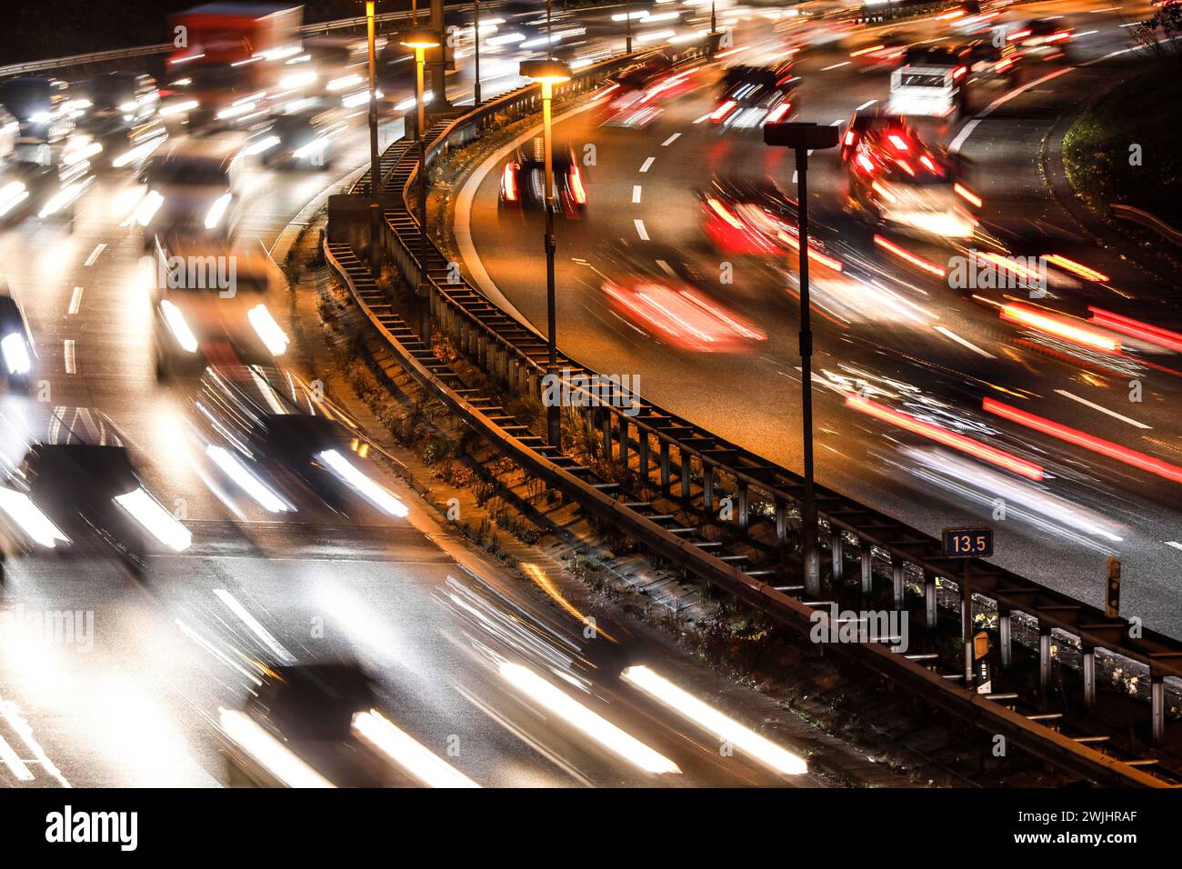Starker Verkehr auf der Autobahn A100, Berlin, 23.11.2020 Stockfoto