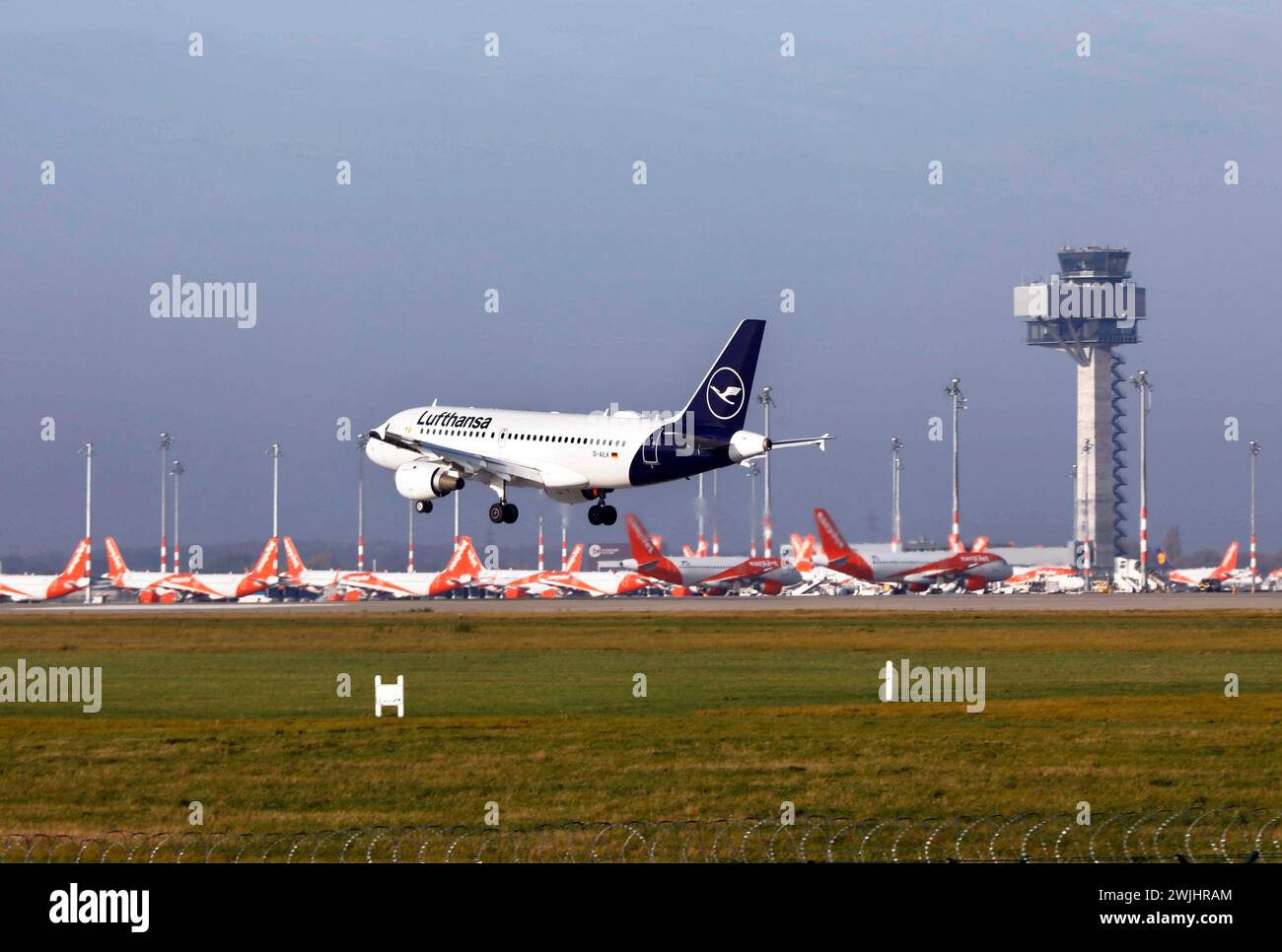 Landung eines Lufthansa Airbus A319 am Flughafen Berlin Brandenburg, Schönefeld, 13. November 2020 Stockfoto