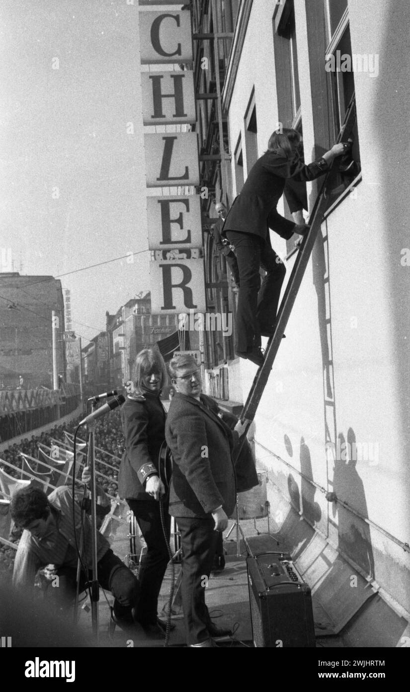 DEU, Deutschland, Dortmund: Persönlichkeiten aus Politik, Wirtschaft und Kultur aus den 50er Jahren Dortmund. Musiker aus der berühmten Gruppe The Lords Performing Stockfoto