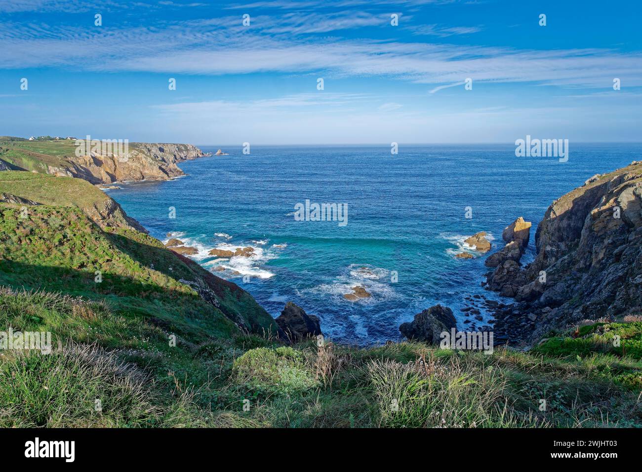 Pointe de Castelmeur, ein felsiges kap an der Spitze des Cap Sizun bei Cleden-Cap-Sizun. Finistere, Bretagne, Frankreich Stockfoto