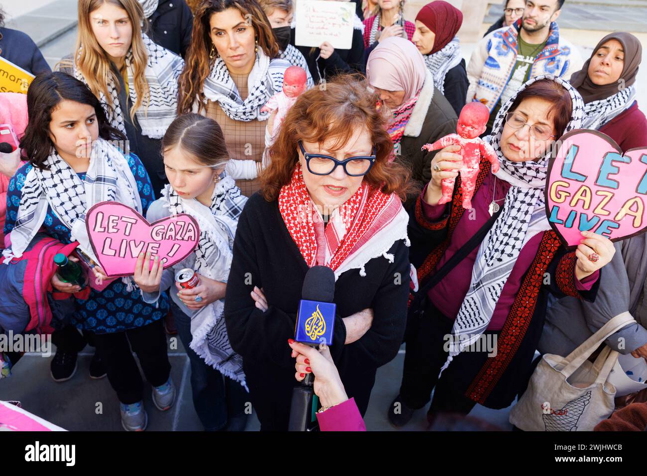 Die Schauspielerin und Aktivistin Susan Sarandon trifft sich am Donnerstag, den 15. Februar 2024, mit propalästinensischen Demonstranten, die für einen Waffenstillstand im Innenhof des Rayburn House Office Building in Washington DC demonstrieren. Quelle: Aaron Schwartz/CNP /MediaPunch Stockfoto