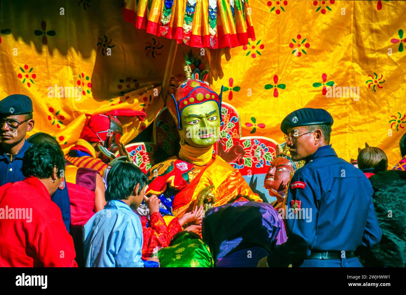 Das Jakar Dzong Tsechu, ein beliebtes jährliches religiöses und kulturelles Festival, das im Oktober in Jakar Dzong im Bumthang-Tal im Zentrum von Bhutan gefeiert wird. Eine Vielzahl von bunten Maskentänzen werden von Mönchen durchgeführt, die nach präzisen Anweisungen früherer buddhistischer Meister entwickelt werden. Hier sitzt ein grün maskierter Guru Rinpoche (Padmasambhava) auf einem Thron. Aufgenommen im Jahr 2001. Stockfoto