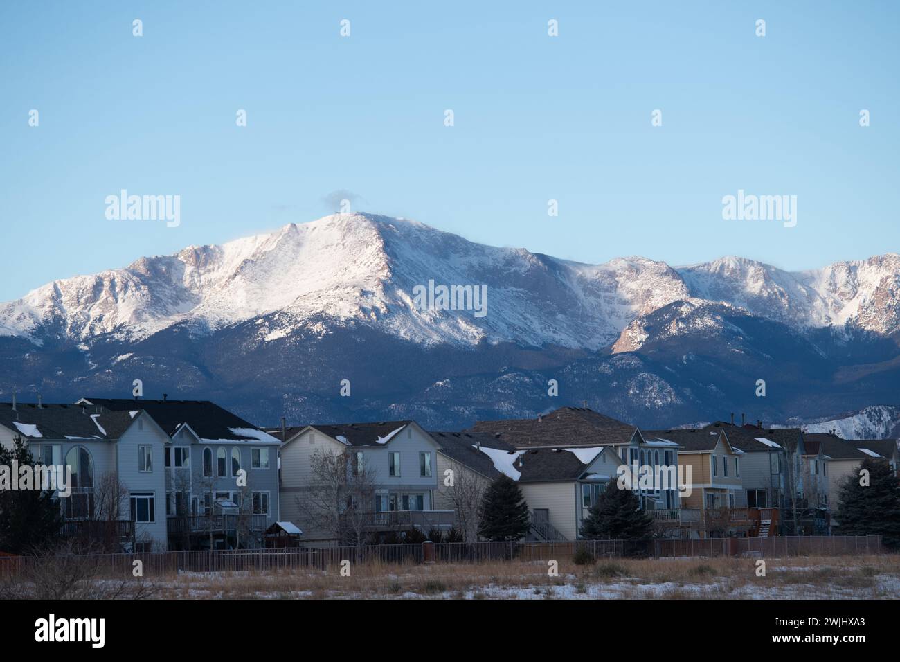 Ein Blick auf den verschneiten Pikes Peak, America's Mountain, vom Briargate Development im Norden von Colorado Springs, Colorado. Stockfoto