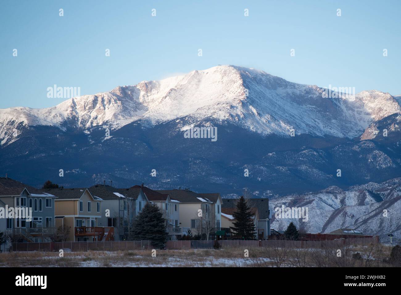 Ein Blick auf den verschneiten Pikes Peak, America's Mountain, vom Briargate Development im Norden von Colorado Springs, Colorado. Stockfoto