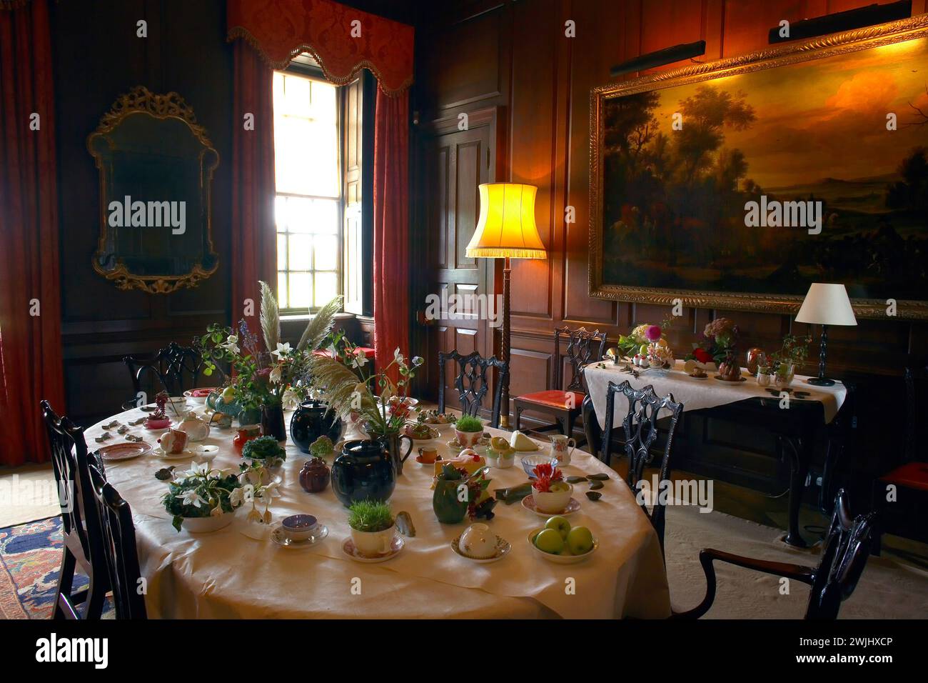 Zimmer Blick auf den Speisesaal im Antony House mit Esstisch und Chippendale Stühlen in Cornwall, Großbritannien Stockfoto