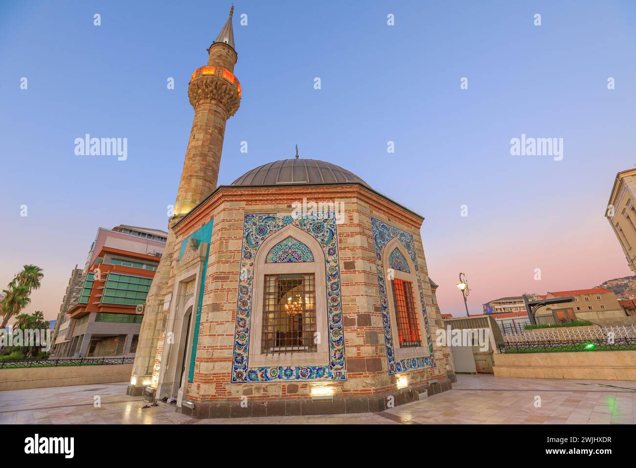 Konak-Moschee mit achteckiger Form und komplizierten Fliesen, ruhige Oase auf Izmirs Konak-Platz. Erbaut im Jahr 1755, ist es ein Juwel der Geschichte. Es ist historisch Stockfoto