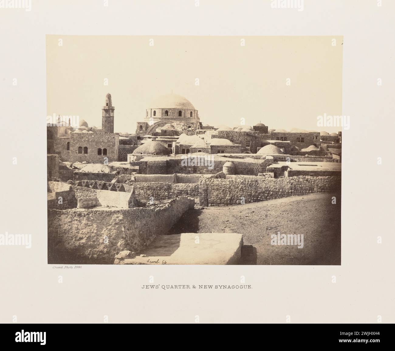 Vintage-Foto des Judenviertels und der Neuen Synagoge. Blick auf das jüdische Viertel von Jerusalems Altstadt, mit der Kuppel der Hurva-Synagoge, die über den Gebäuden der Stadt ragt. Von John Cramb 1860, Stockfoto