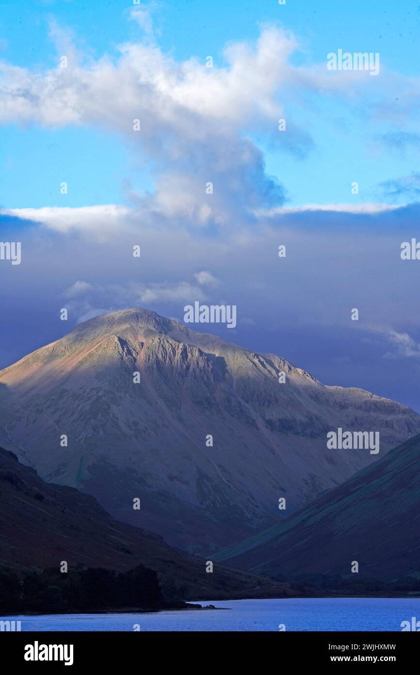 Abwasser aus scafell Hi-res Sammlung von Fotos und Bildern - Alamy Blick vom Lake Wastwater Scafell Pike, dem höchsten Berg Englands. Stockfoto