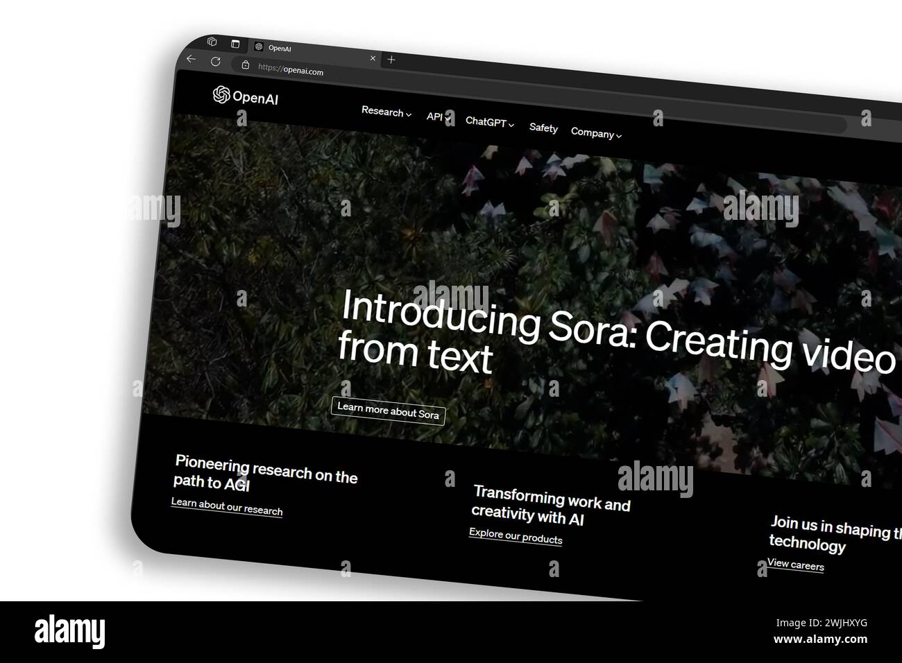 OpenAI-Website auf einem Computerbildschirm, die Sora vorstellt: Revolutionäre KI für Video Generation from Text Stockfoto