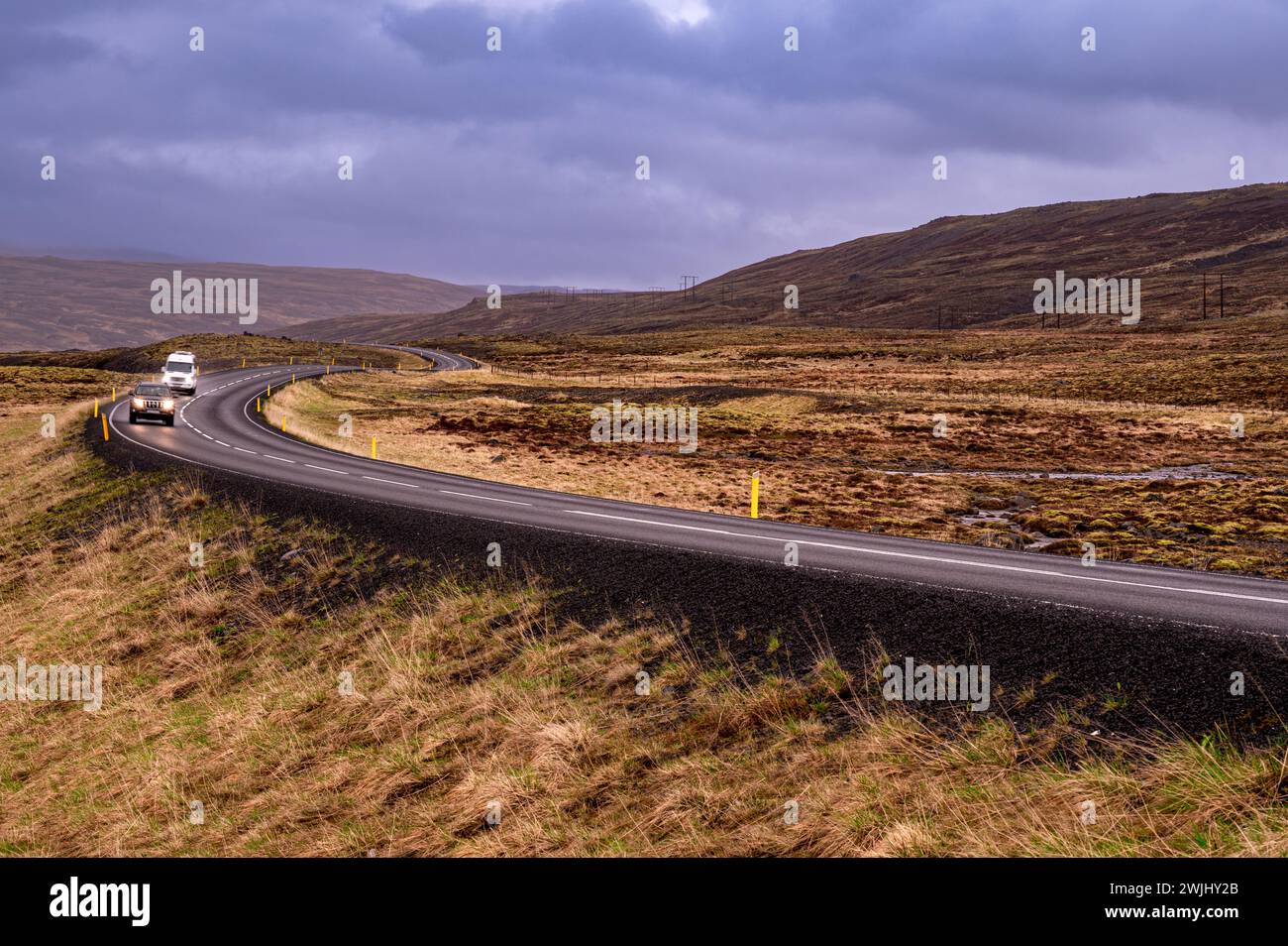 Reisen Sie durch Islands Weite, wo offene Straßen endlose Abenteuer einladen. Stockfoto