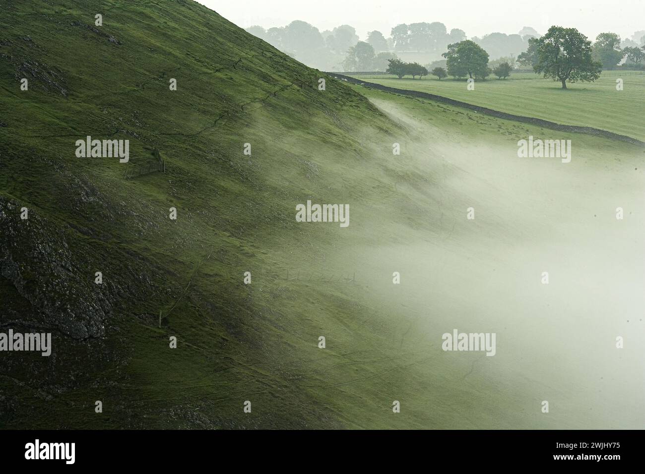 Morgennebel von Dovedale, Thorpe Cloud, in Dovedale, Derbyshire. Stockfoto