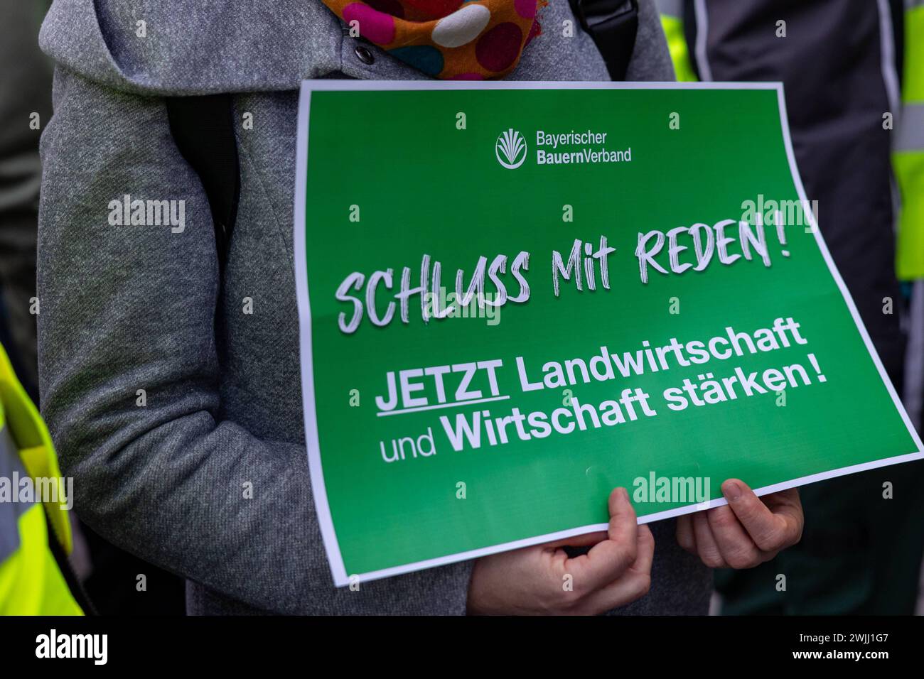 Proteste anlässlich Besuch von Robert Habeck in Nürnberg Papierbotschaften der Demonstranten Schluss mit Reden jetzt Landwirtschaft und Wirtschaft stärken Kundgebung und Demonstration der Landwirte und verschiedener Berufsverbände, diesmal ohne Traktoren. Vizekanzler und Bundeswirtschaftsminister Robert Habeck die Grünen zum Bürgerdialog in der IHK Nürnberg. Der Bayerische Bauernverband BBV mit ihren Präsidenten Günther Felßner , sowie die Vereinigung der Bayerischen Wirtschaft vbw, der Deutsche Hotel- und Gastenstättenverband DEHOGA haben eine Gegenkundgebung mit Protest vor der IHK unter dem Stockfoto