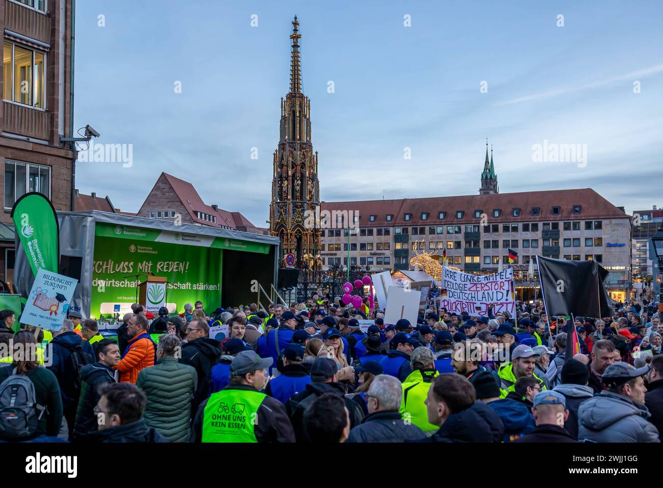 Proteste anlässlich Besuch von Robert Habeck in Nürnberg Kundgebung und Demonstration der Landwirte und verschiedener Berufsverbände, diesmal ohne Traktoren. Vizekanzler und Bundeswirtschaftsminister Robert Habeck die Grünen zum Bürgerdialog in der IHK Nürnberg. Der Bayerische Bauernverband BBV mit ihren Präsidenten Günther Felßner , sowie die Vereinigung der Bayerischen Wirtschaft vbw, der Deutsche Hotel- und Gastenstättenverband DEHOGA haben eine Gegenkundgebung mit Protest vor der IHK unter dem Motto jetzt ist Schluss angekündigt. Nürnberg Bayern Deutschland *** Proteste aus Anlass der Stockfoto