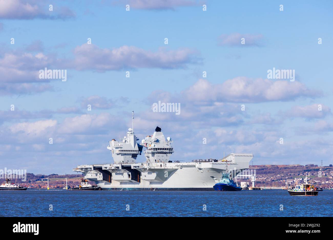 Der Flugzeugträger der Queen Elizabeth-Klasse „HMS Prince of Wales“ verlässt Portsmouth Harbour, Portsmouth, Hampshire, an der Südküste Englands Stockfoto