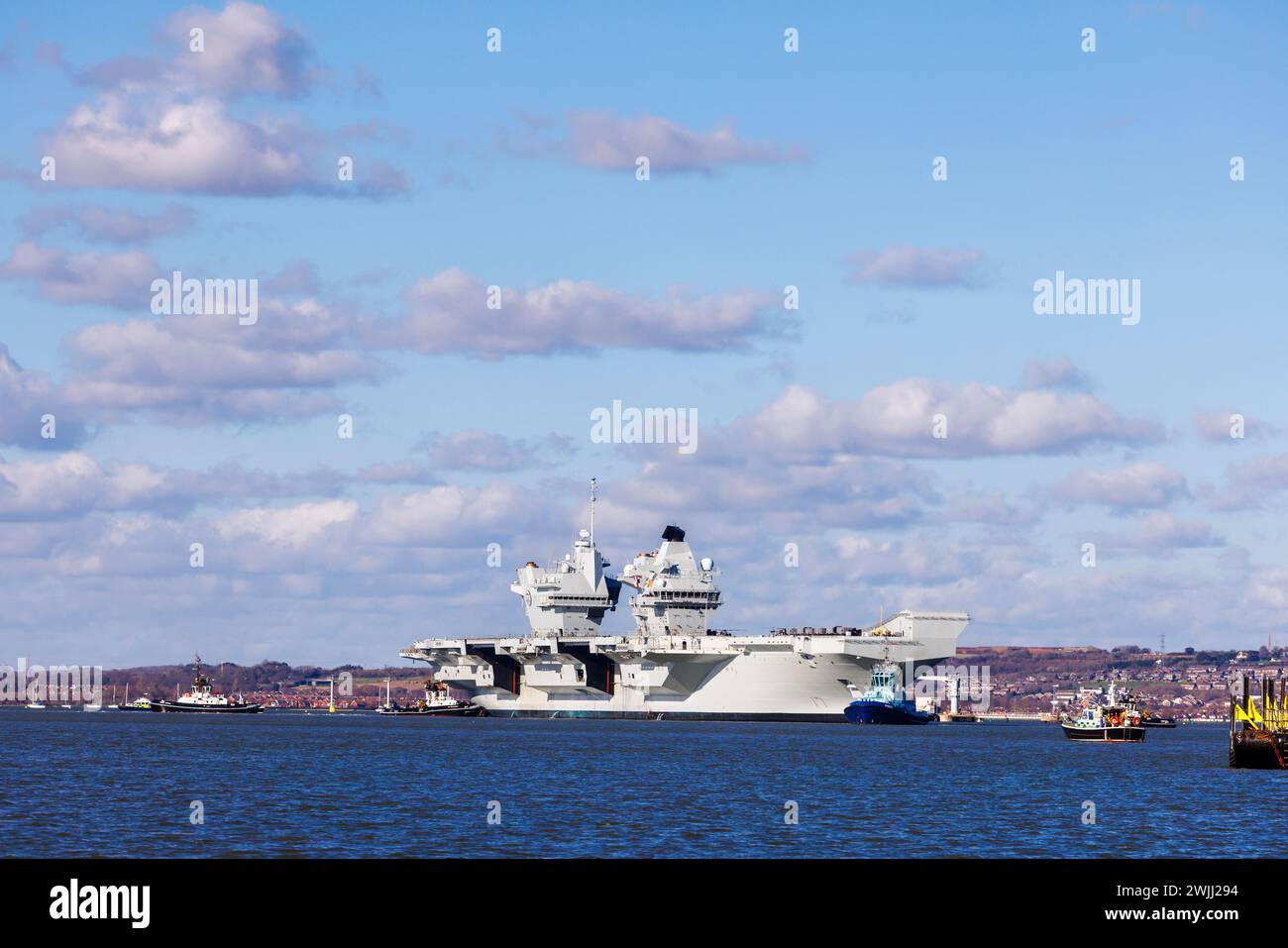 Der Flugzeugträger der Queen Elizabeth-Klasse „HMS Prince of Wales“ verlässt Portsmouth Harbour, Portsmouth, Hampshire, an der Südküste Englands Stockfoto