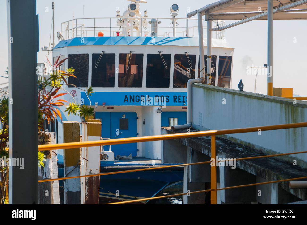 Boot Rio x Niteroi in Rio de Janeiro, Brasilien - 8. Juni 2023: Details zum Boot, das zwischen Rio de Janeiro und Niteroi fährt. Stockfoto