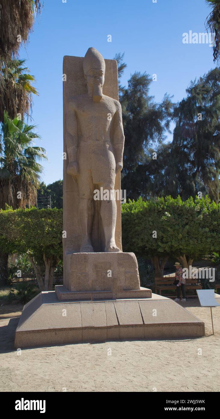 Memphis, Ägypten: 19. November 2022 – Skulptur des Pharao Ramses II. In Memphis in Kairo. Alte Stadt, in der der Gott Ptah verehrt wurde Stockfoto