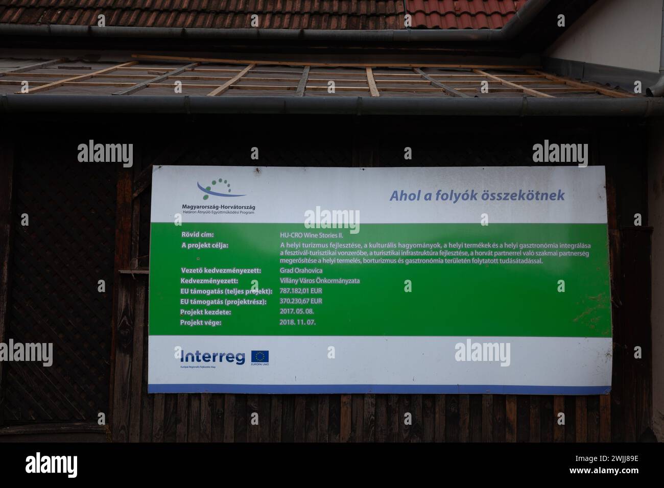 Abbildung eines Logos von Interreg kroatien ungarn auf dem Schild, das auf ein Entwicklungsprojekt in Villany, Ungarn, hinweist. INTERREG ist eine Reihe von Programmen zu Stockfoto