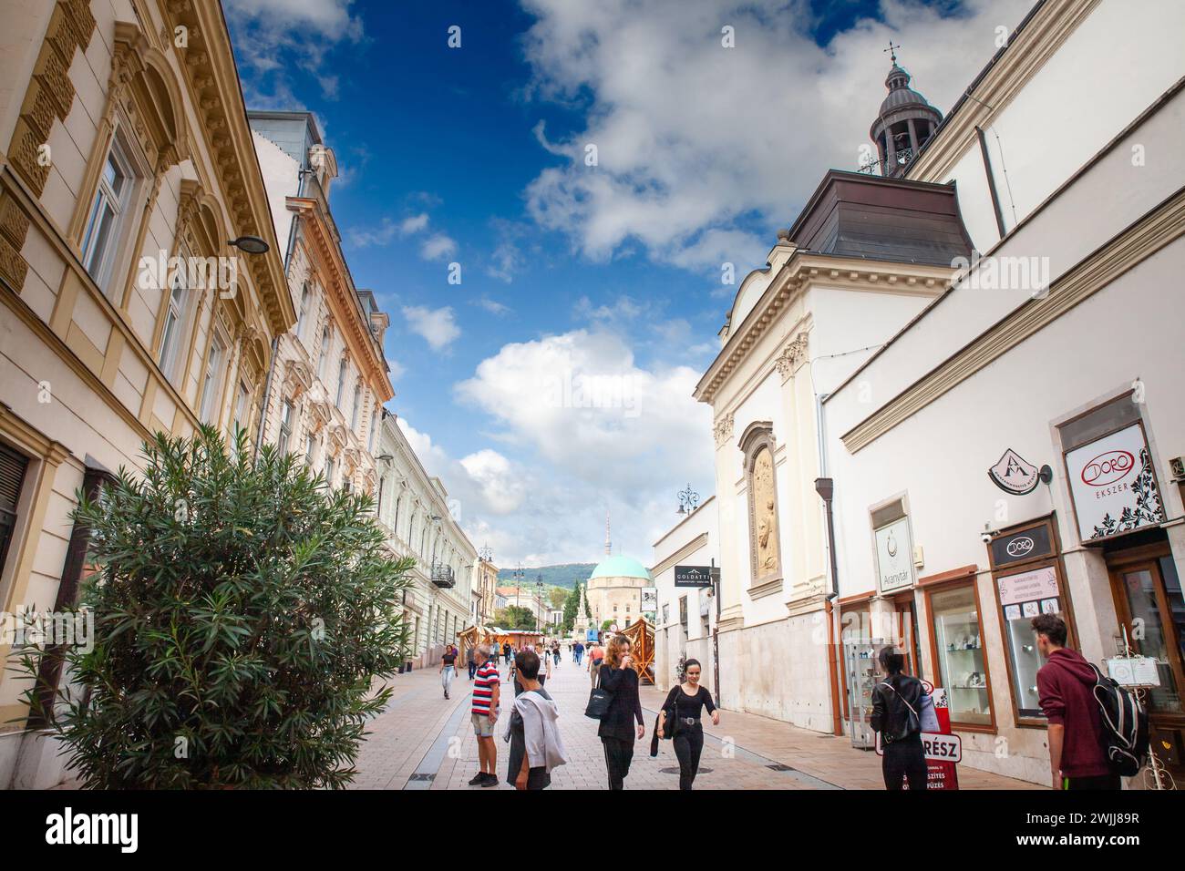 Bild der Fußgängerzone irgalmasok utcaja von Pecs, Szechenyi ter Square, in der Abenddämmerung, in Pecs, Ungarn. Pécs ist die fünftgrößte Stadt in Stockfoto