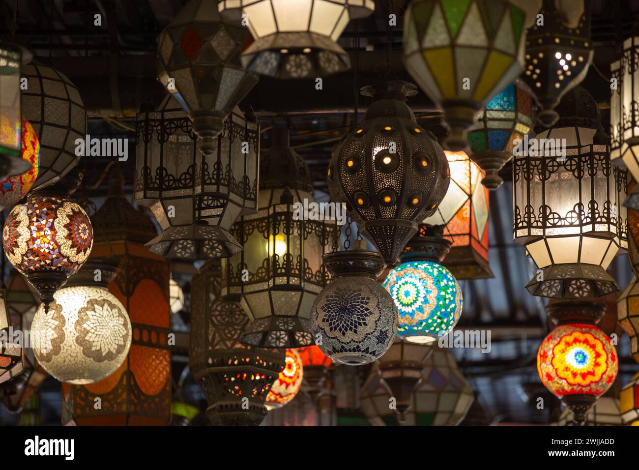 Arabische traditionelle Ramadan Kareem Laternen im Osten, muslimische dekorative Hängelaternen Stockfoto
