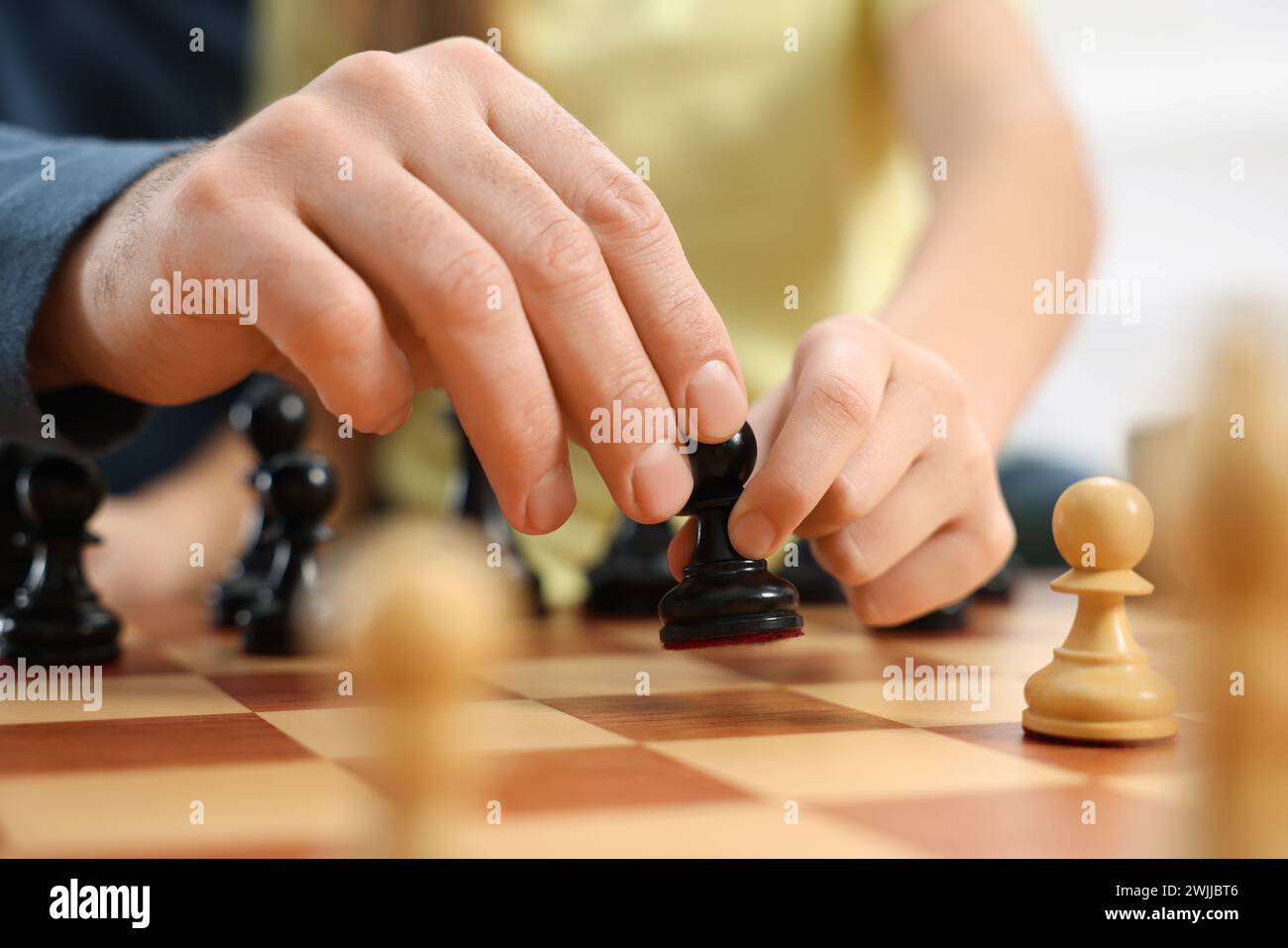 Vater bringt seiner Tochter Schach bei, Nahaufnahme Stockfoto