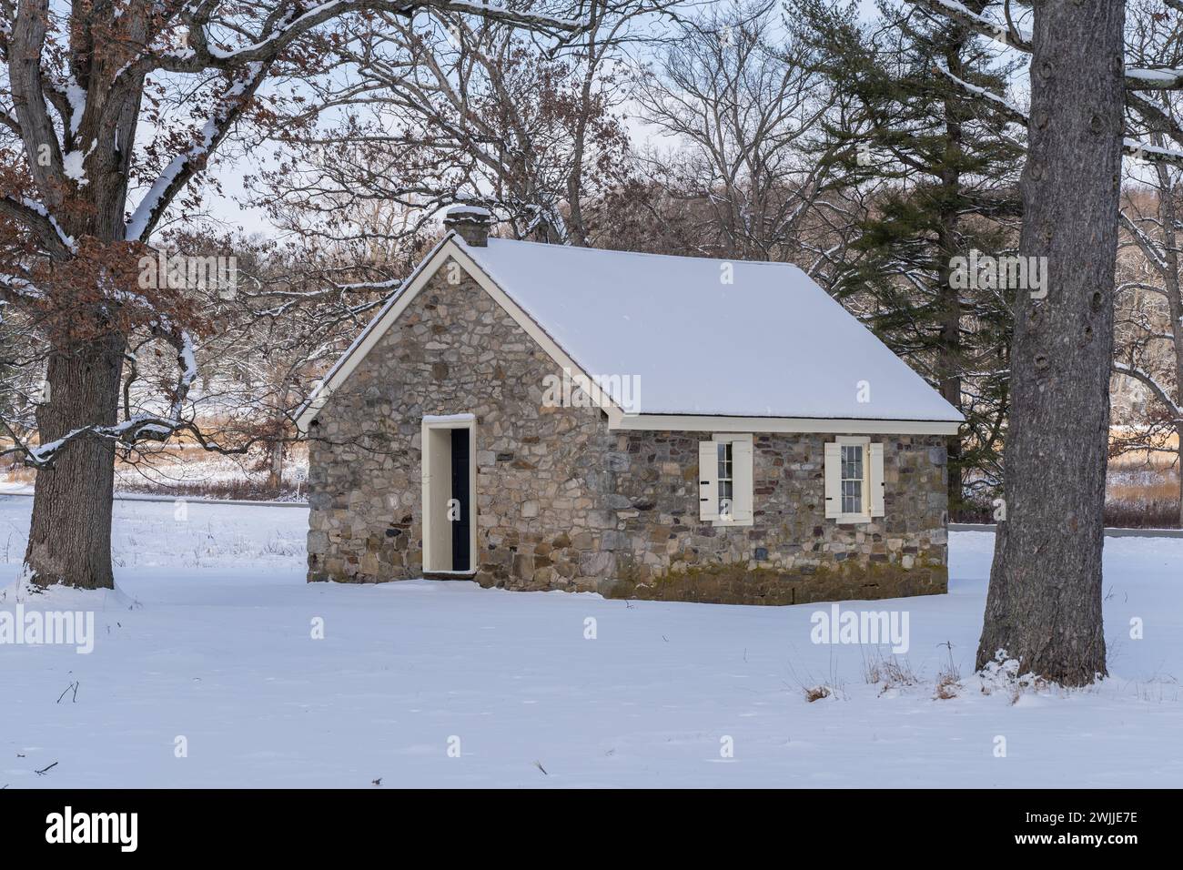 Schneebedeckte Landschaft eines Schulhauses mit einem Zimmer im Valley Forge National Historical Park Stockfoto