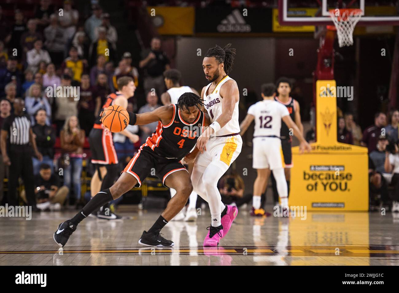 Der Oregon State Beavers Guard Dexter Akanno (4) fährt in Richtung Arizona State Sun Devils Guard Frankie Collins (1) in der ersten Hälfte des NCAA Basketballs Stockfoto