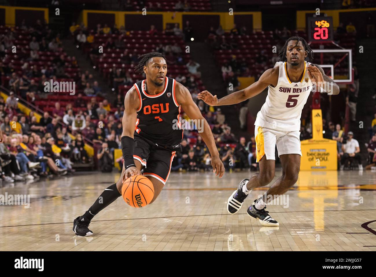 Der Oregon State Beavers Guard Dexter Akanno (4) fährt in der zweiten Hälfte des NCAA-Basketballspiels gegen Arizona State in Tempe, A, auf den Korb zu Stockfoto