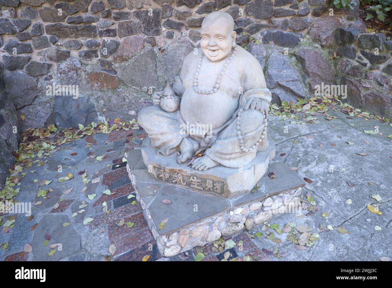 Cherkasy, UKRAINE - 20. OKTOBER 2021 Joyful Buddah Betonstatue in Grau nahe dem Weißen Lotus buddhistischen Tempel in Tscherkasy, Ukraine Stockfoto