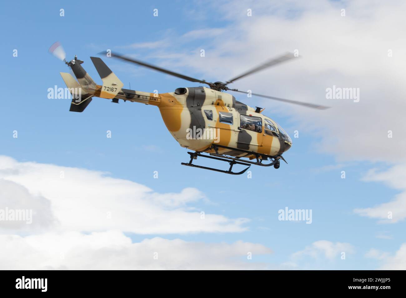 Ein UH-72 Lakota 'Sokol' Hubschrauber und Crew fliegen über die simulierte Kampfszene, die am 2. Februar 2024 für Gäste der Community Box Tour im Trainingsbereich des National Training Center in Fort Irwin, Kalifornien, ausgetragen wurde (Foto: Elizabeth O. Bryson) Stockfoto