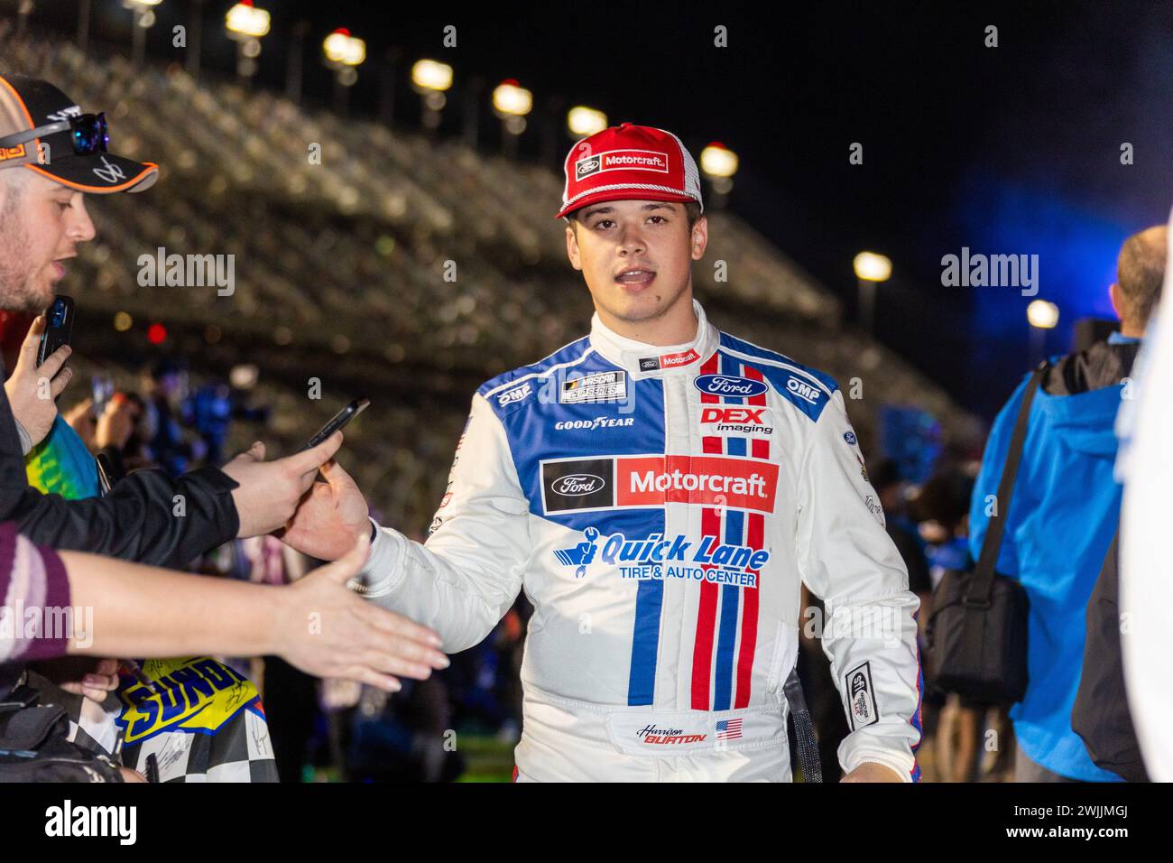 Daytona, Usa. Februar 2024. Harrison Burton grüßt die Fans vor den Blue Green Vacation Duel Qualifying-Rennen für das 66. Daytona 500 am Donnerstag, den 15. Februar 2024 in Daytona, Florida. Foto: Edwin Locke/UPI Credit: UPI/Alamy Live News Stockfoto