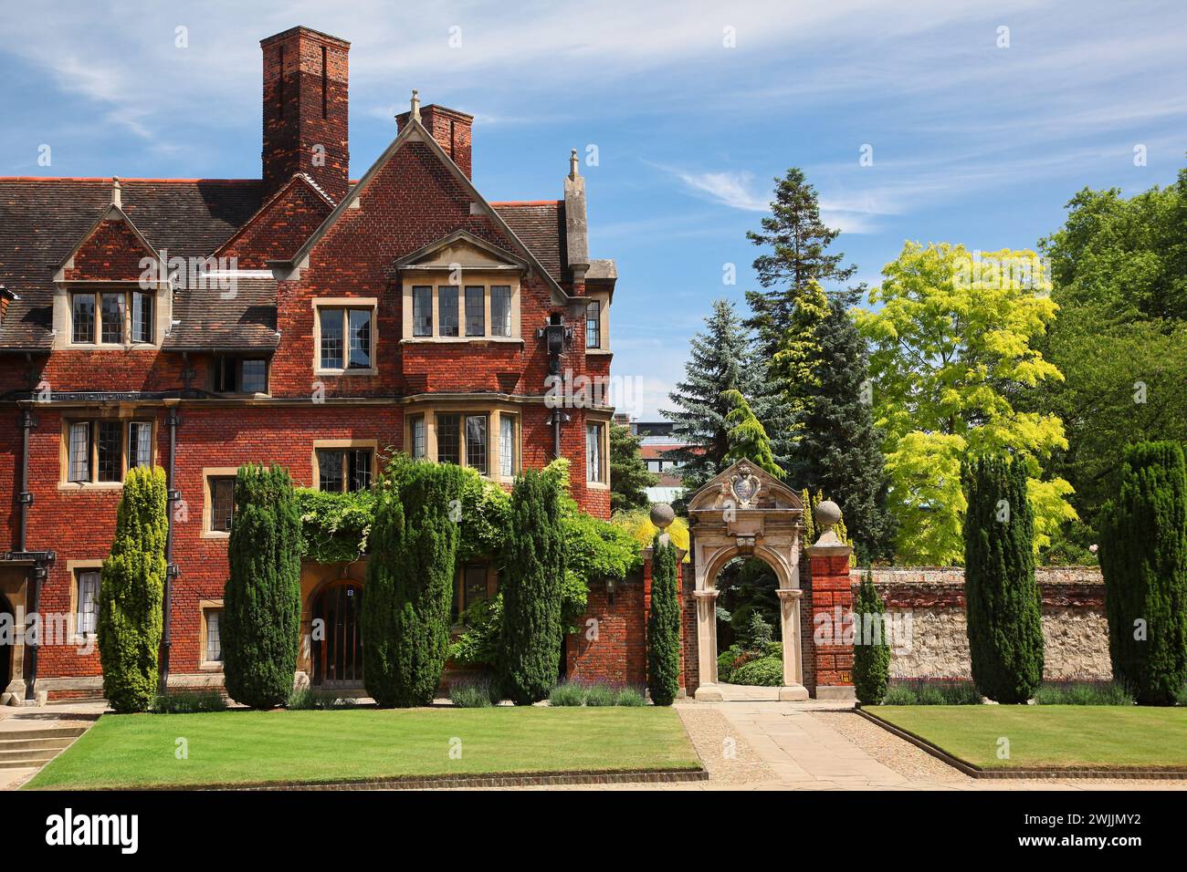 Der Blick auf das alte rote Backsteingebäude und das Tor am Ostrand des Ivy Court of Pembroke College. Universität Cambridge. Vereinigtes Königreich Stockfoto