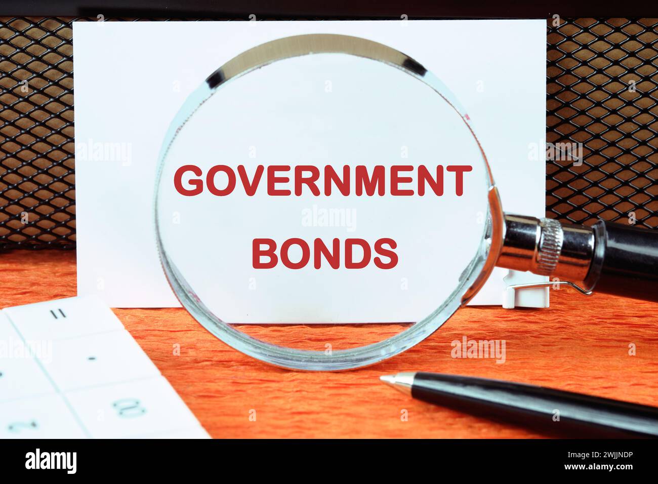 Text von Staatsanleihen auf einer weißen Karte durch eine Lupe Stockfoto