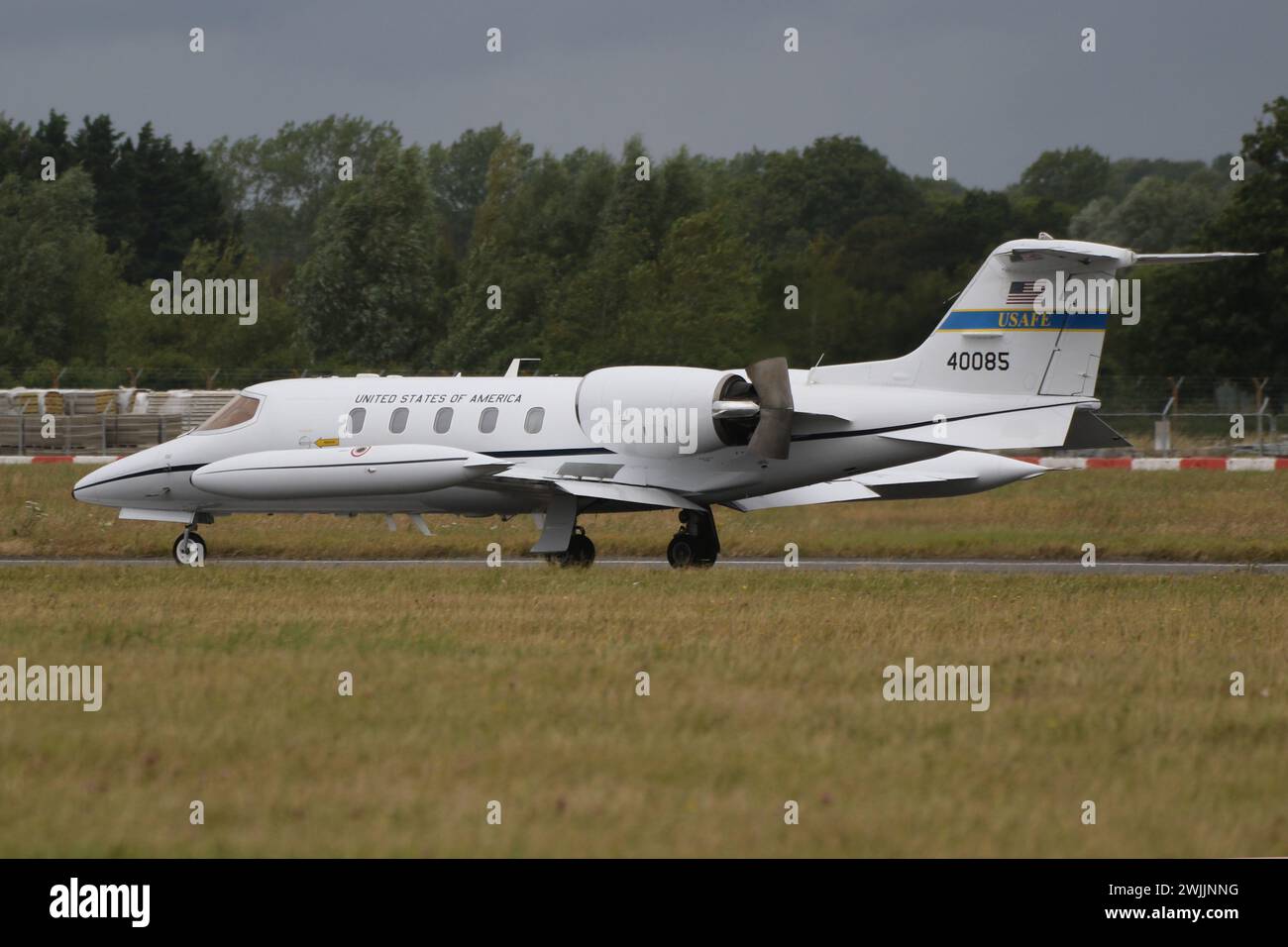 84–0085, ein Learjet C-21A, der von der United States Air Force bei der Ankunft bei der RAF Fairford in Gloucestershire (England) betrieben wurde, um an der Royal International Air Tattoo 2023 (RIAT 23) teilzunehmen. Stockfoto