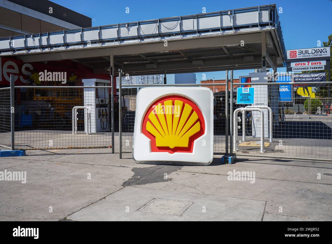 Adelaide, SA Australien 16. Februar 2024 . Ein Shell-Schild, das an einer stillgelegten Tankstelle in Adelaide, Australien, abgefeuert wurde. Der Öl- und Gasriese Shell meldete niedrigere Jahresgewinne aufgrund des Sinkens der Energiepreise auf 28,2 Mrd. USD (22,3 Mrd. £) im Jahr 2023, verglichen mit 39 Mrd. USD im Jahr 2022, was den höchsten Gewinn des Unternehmens in seiner 115-jährigen Geschichte darstellte. Credit: amer ghazzal/Alamy Live News Stockfoto