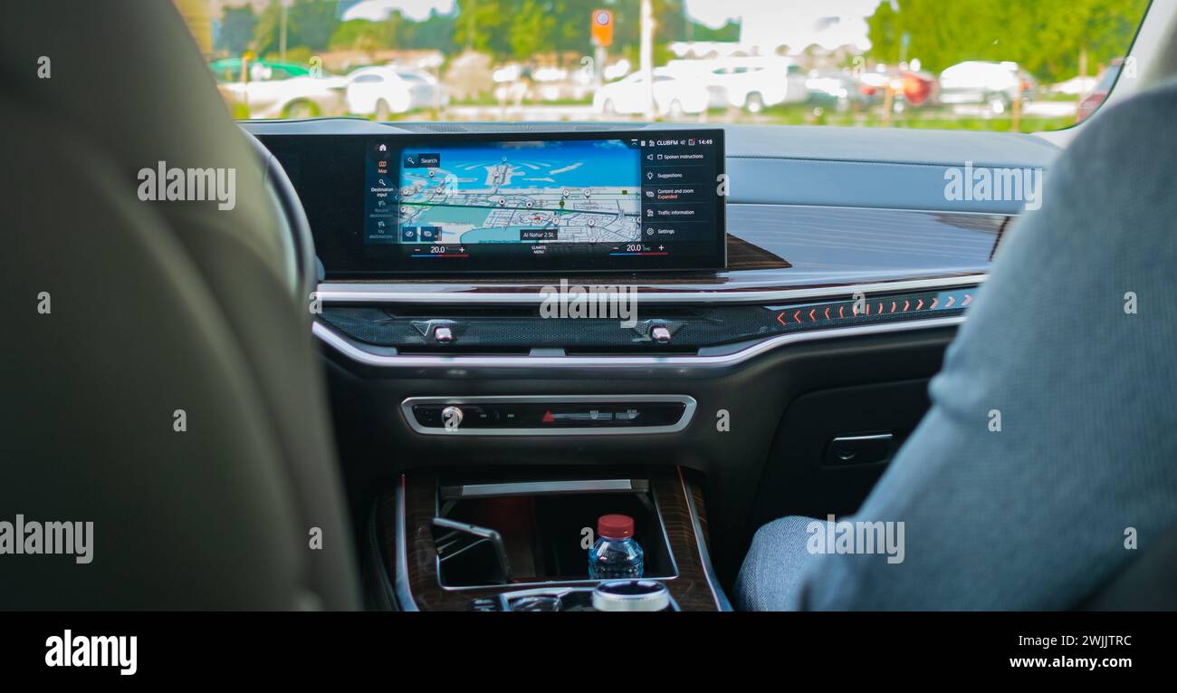 Technologie im Auto mit GPS-Navigator für die Kombination mit Innenraumgestaltung in Luxusfahrzeugen. Auto-Armaturenbrett-Bildschirm mit Anwendung von Navigation oder Karten Stockfoto