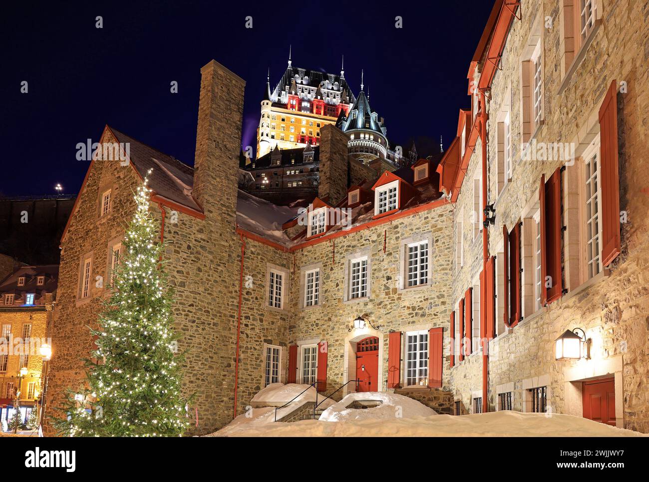 Maison Chevalier et Chateau Frontenac beleuchtet in der Abenddämmerung im Winter, Quebec City Stockfoto