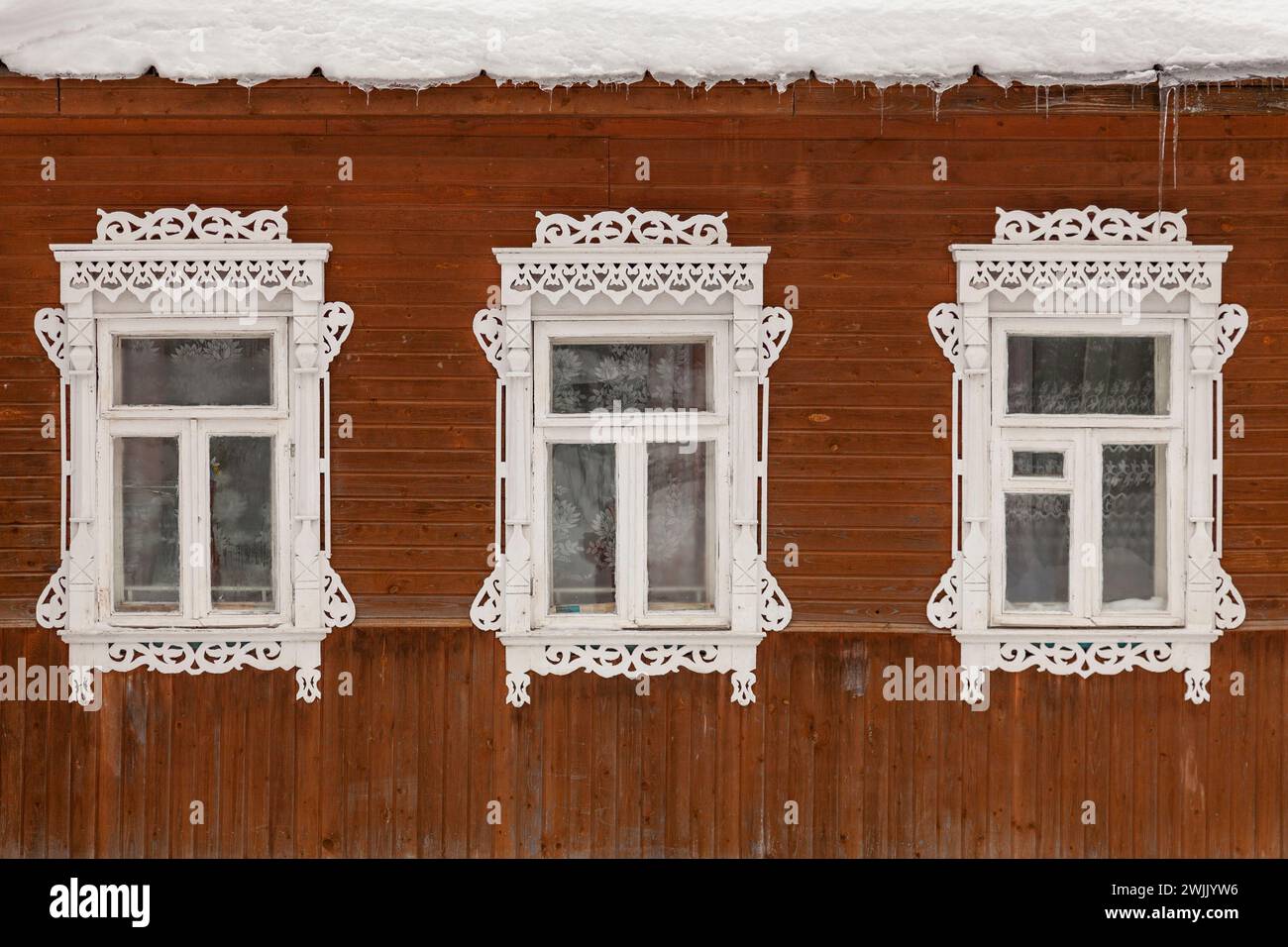Drei antike Fenster mit geschnitzten weißen Rahmen. Stockfoto
