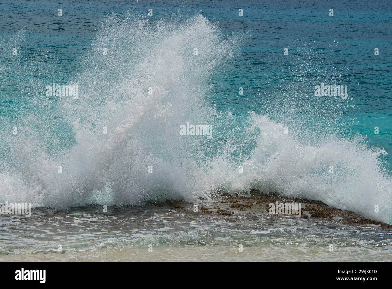 Wellen auf den Felsen in der Nähe der Küste brechen, großes Planschen, Mahe Seychellen Stockfoto