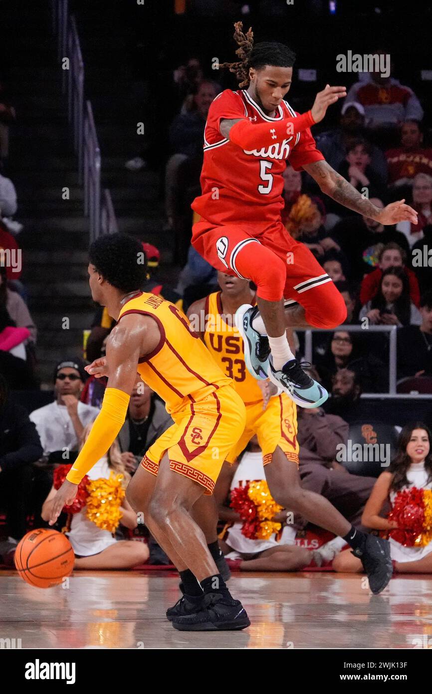 Southern California guard Bronny James, left, dribbles as Utah guard Deivon Smith defends during the second half of an NCAA college basketball game Thursday, Feb. 15, 2024, in Los Angeles. (AP Photo/Mark J. Terrill) Stockfoto