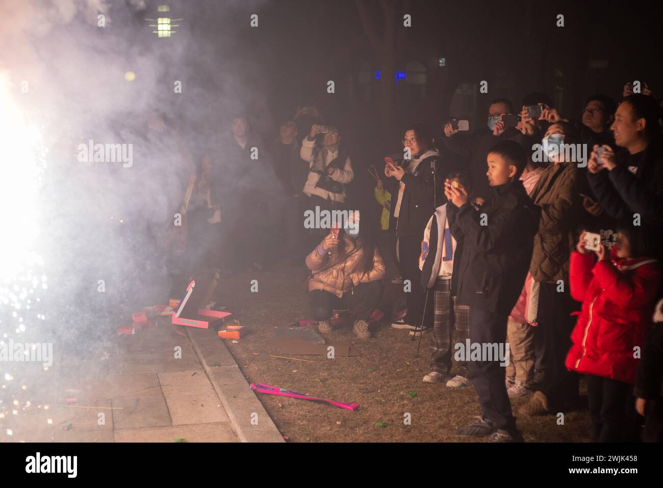 Die Menschen feiern das chinesische Frühlingsfest mit einem Feuerwerk in Ningbo, Provinz Zhejiang, China. 09-Feb-2024 Stockfoto