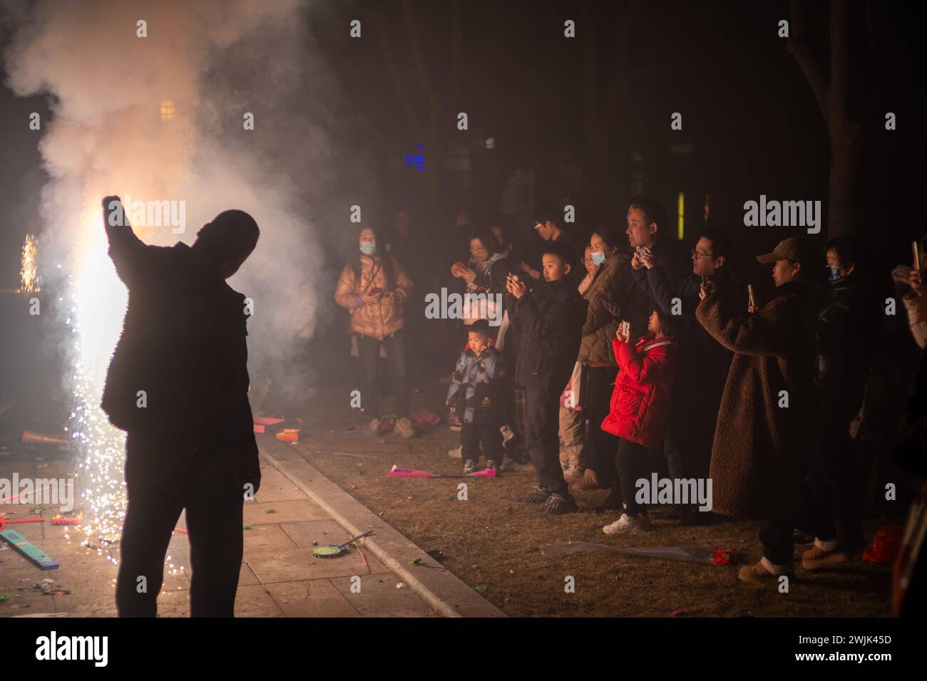 Die Menschen feiern das chinesische Frühlingsfest mit einem Feuerwerk in Ningbo, Provinz Zhejiang, China. 09-Feb-2024 Stockfoto
